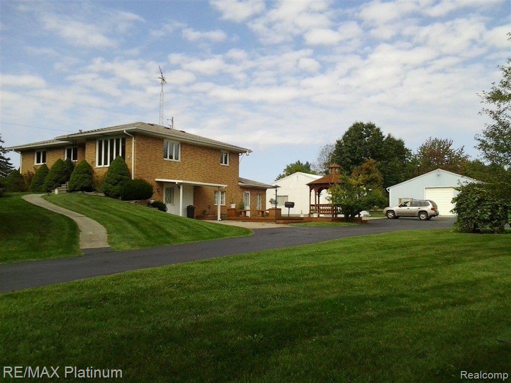 1260 West Ray Road Fenton, MI 48430 - Photo 4 of 15 Side View 1