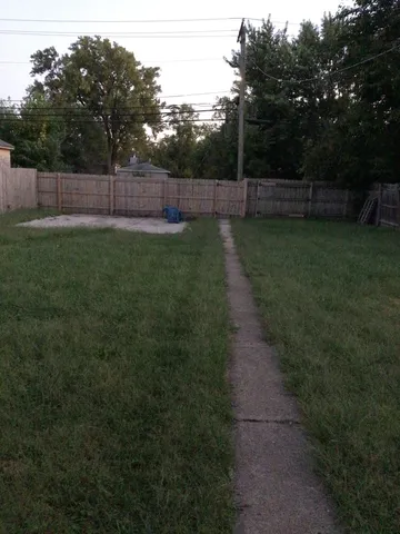 a view of a backyard