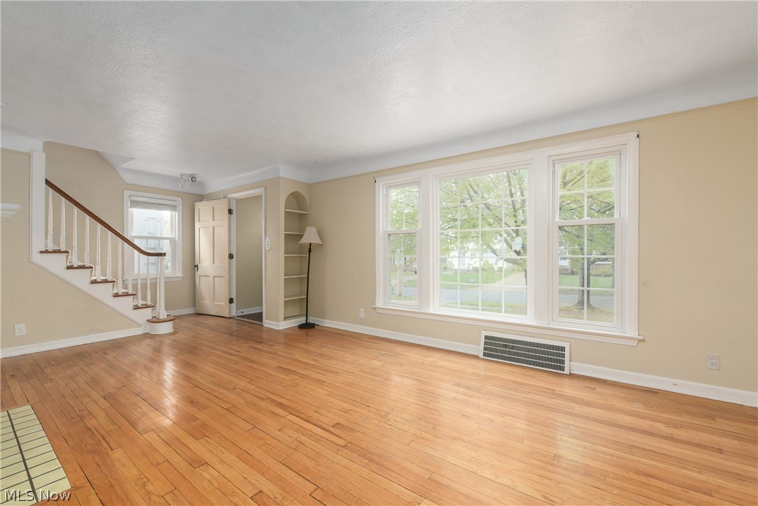 1148 Pennfield Road Cleveland, OH 44121 - Photo 7 of 32