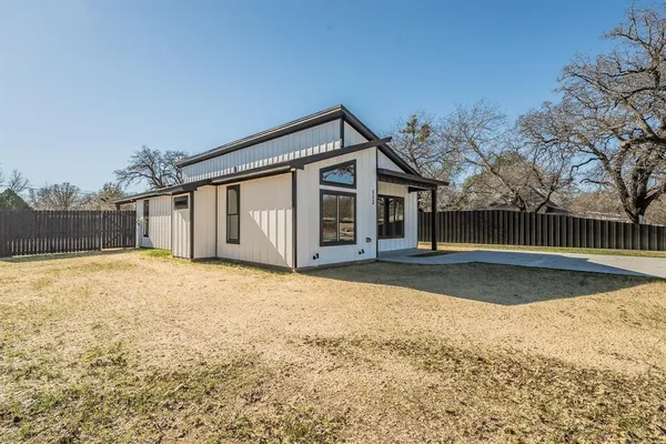 $300,000 | 112 Stevens Street, Bridgeport, TX 76426
