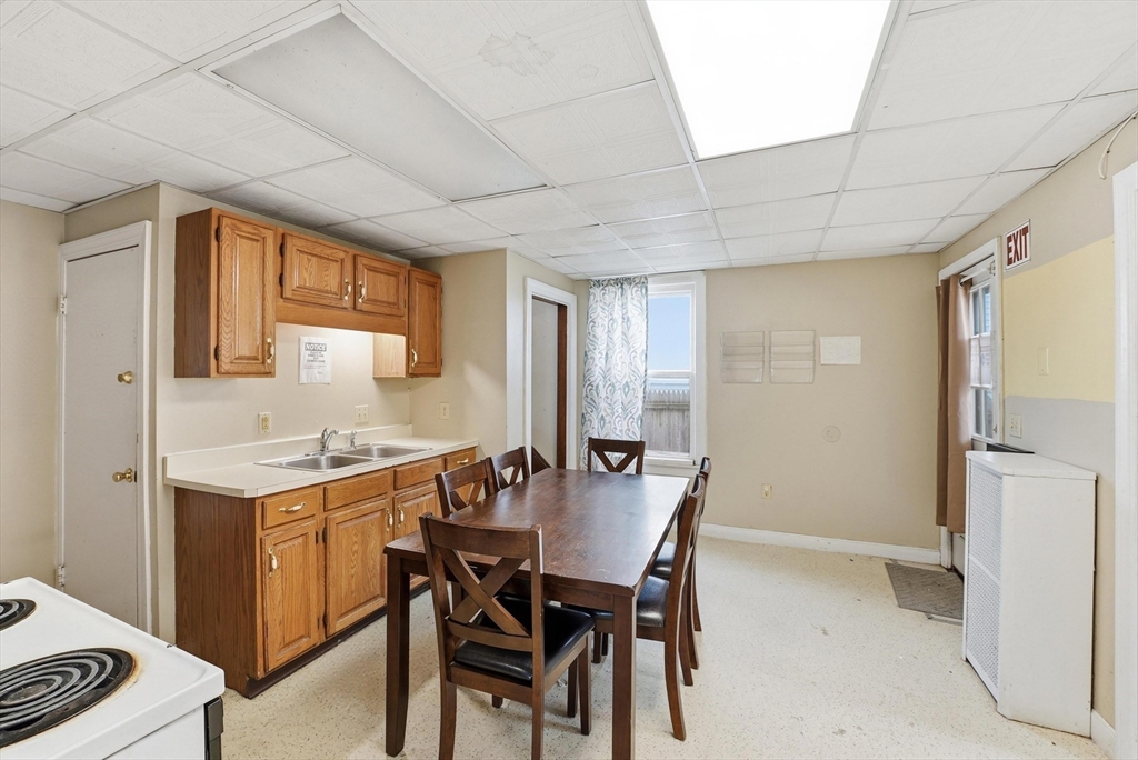 127 Orange Street Springfield, MA 01108 - Photo 12 of 37