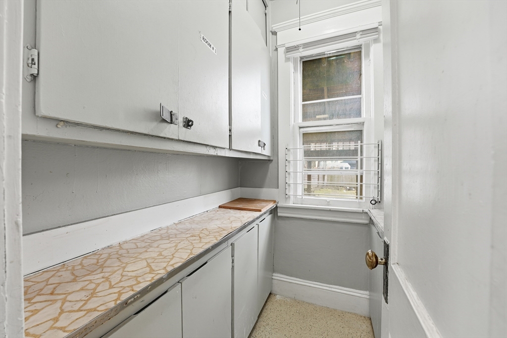 127 Orange Street Springfield, MA 01108 - Photo 17 of 37