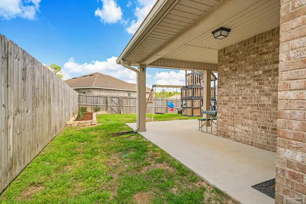 a view of backyard of the house