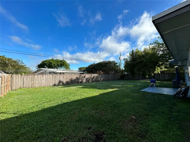 a view of a backyard with pathway