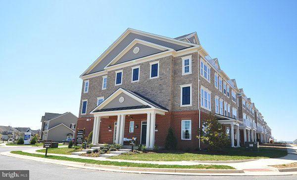 42573 Sunset Ridge Square Ashburn, VA 20148 - Photo 2 of 12 Exterior (Front)