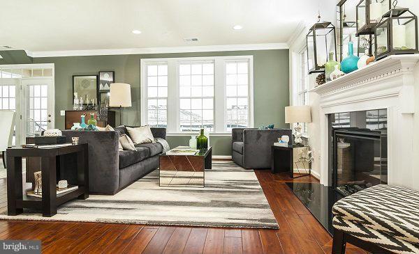 42573 Sunset Ridge Square Ashburn, VA 20148 - Photo 4 of 12 Living Room