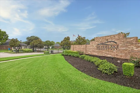 $335,000 | 3338 Knollcrest Lane, Pearland, TX 77584