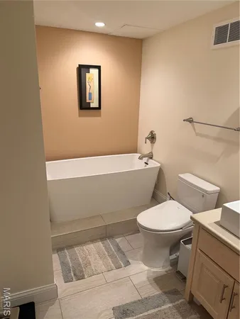 $3,600 | 4501 Lindell Boulevard, Unit 4B, St. Louis, MO 63108