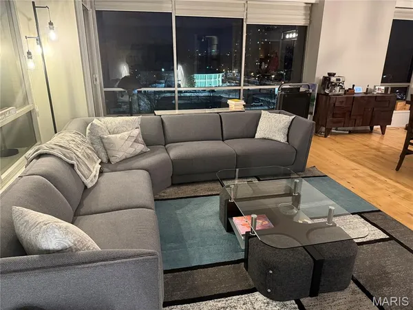 $3,600 | 4501 Lindell Boulevard, Unit 4B, St. Louis, MO 63108