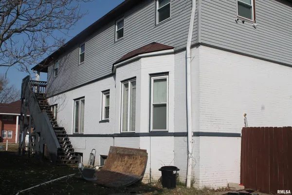 a view of a back yard of the house