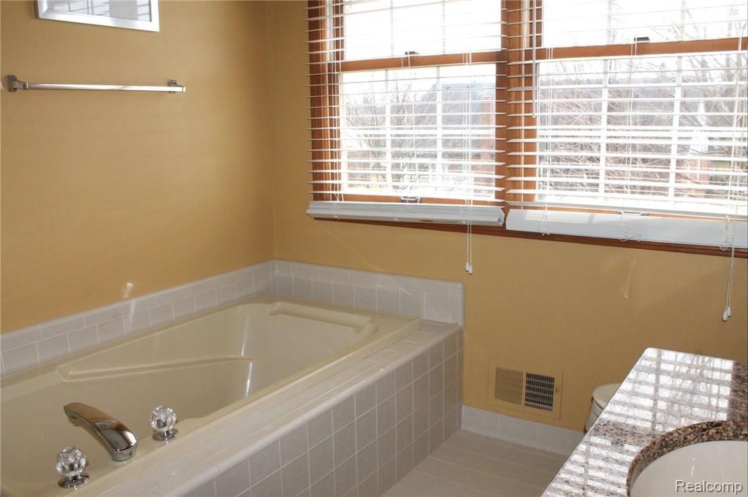 45071 Glengarry Road Canton, MI 48188 - Photo 30 of 51 IMG_0609.JPG