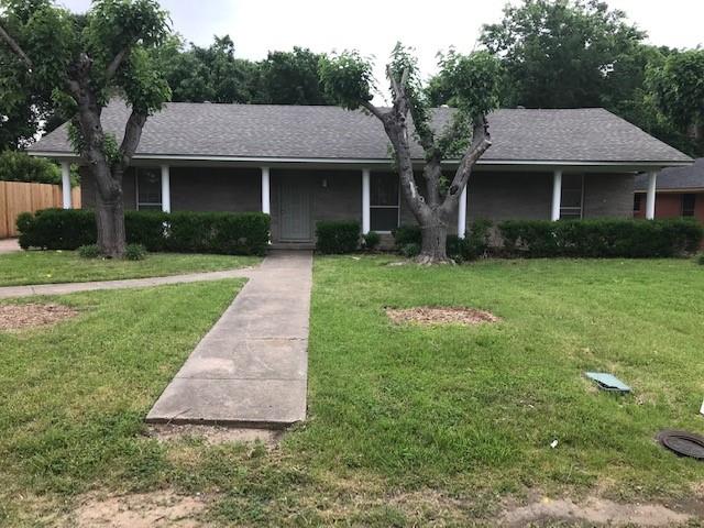 Ranch-style house with a shingled roof, a front lawn, and covered porch