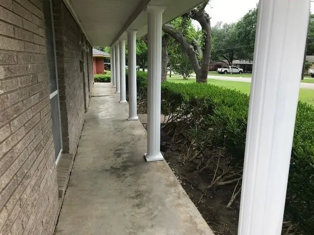 a view of a back yard