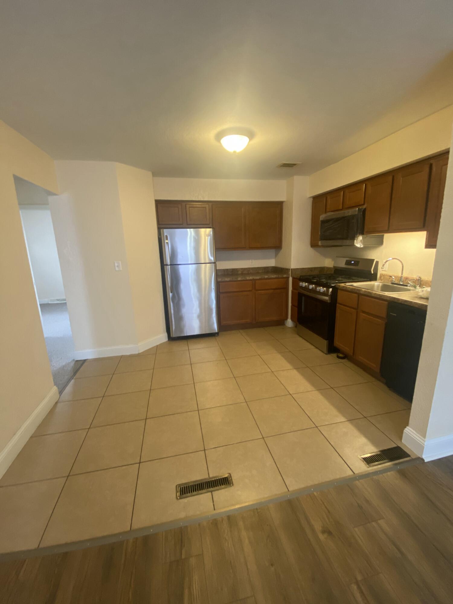 4207 46th Street, Unit 4209 Kenosha, WI 53144 - Photo 4 of 14 Kitchen