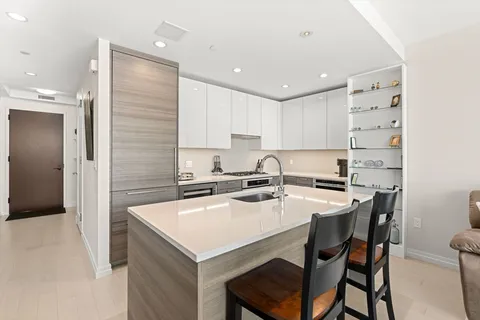 $5,900 | 1 Franklin Street, Unit 1611, Boston, MA 02110