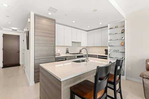 $5,900 | 1 Franklin Street, Unit 1611, Boston, MA 02110
