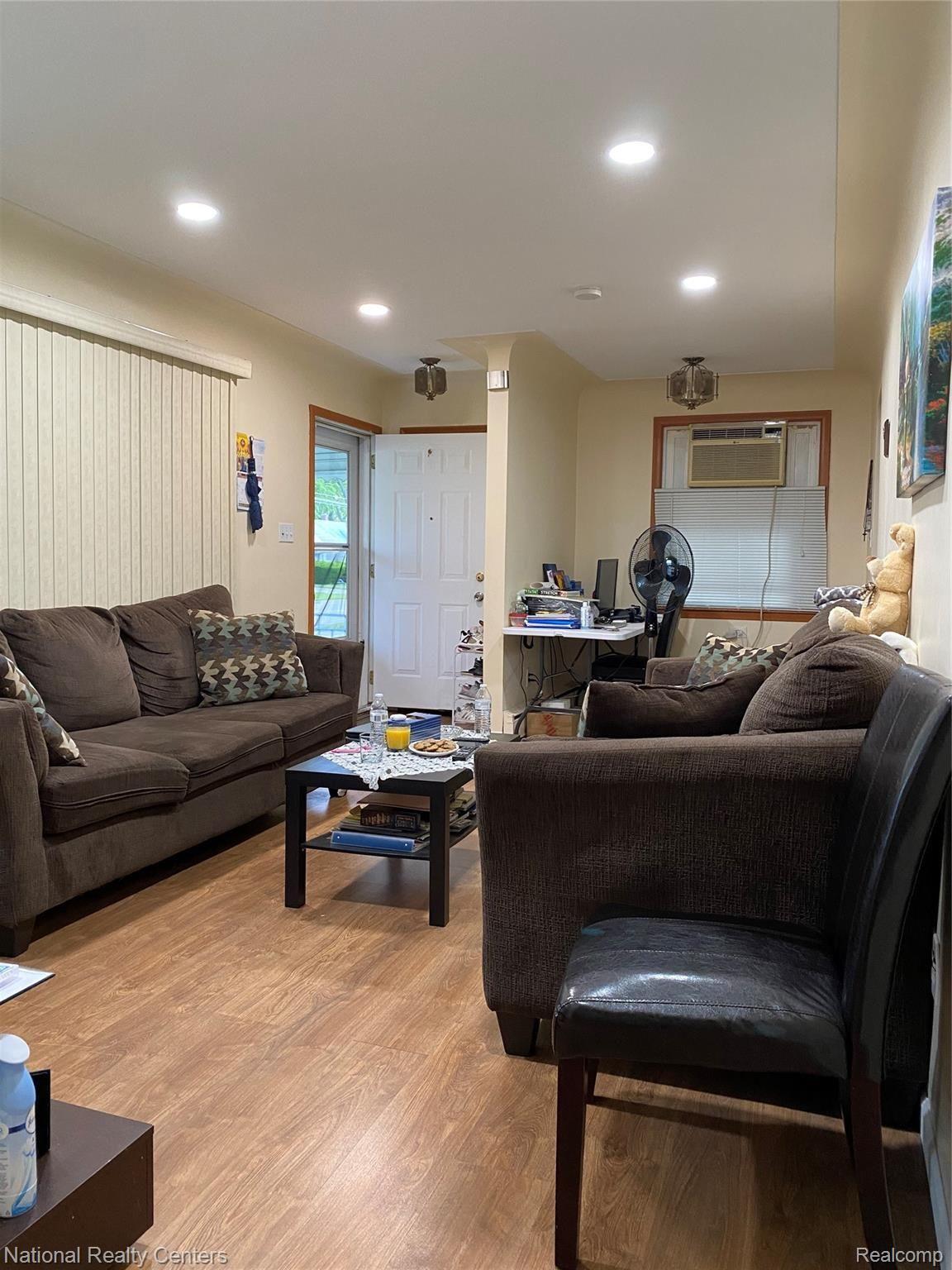 8275 Stephens Road Center Line, MI 48015 - Photo 3 of 20 living room 1 Stephens.jpg