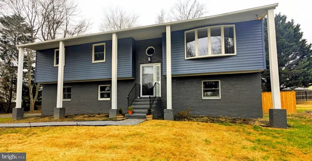 a view of a house outdoor in front of house