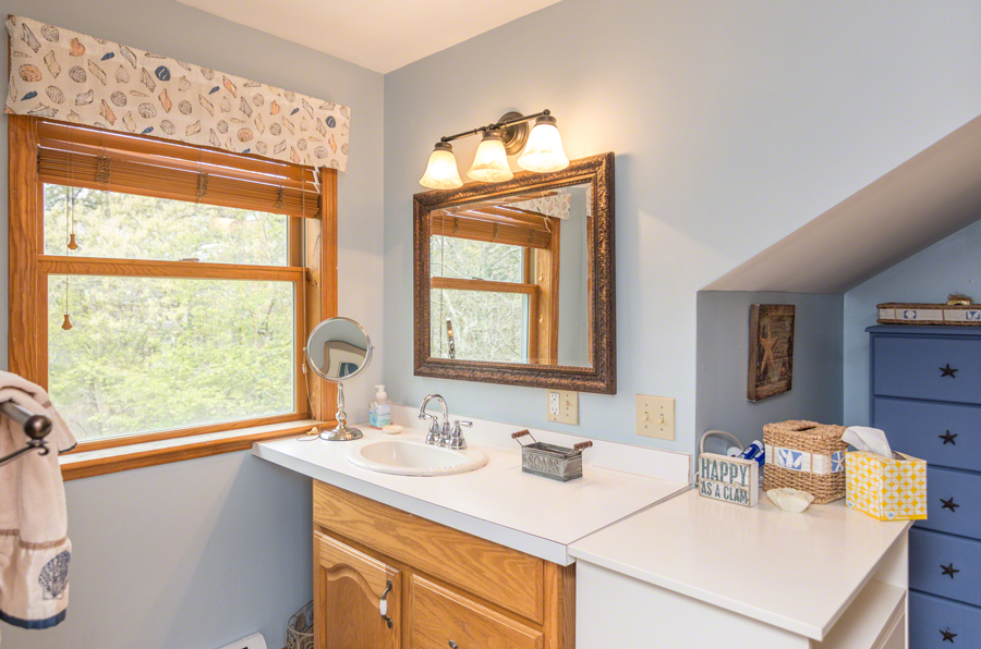 10 Duarte Circle Edgartown, MA 02539 - Photo 24 of 25 Bathroom #2 with Tub / Shower - First Floor