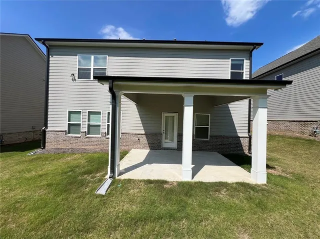 a view of a house with backyard