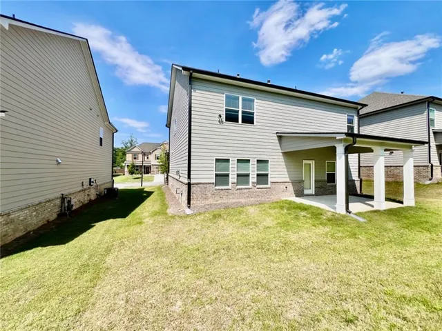 a view of a house with a yard