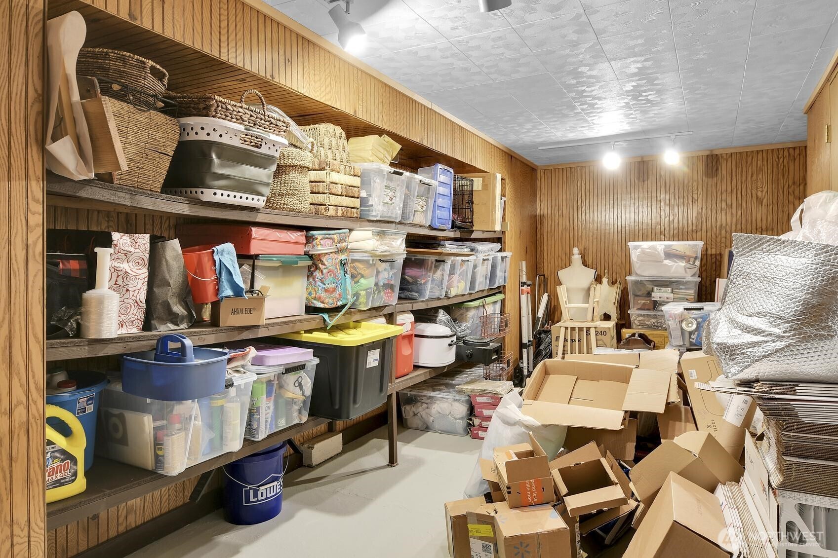 810 33rd Street Everett, WA 98201 - Photo 25 of 39 a room with lots of different colored cloths