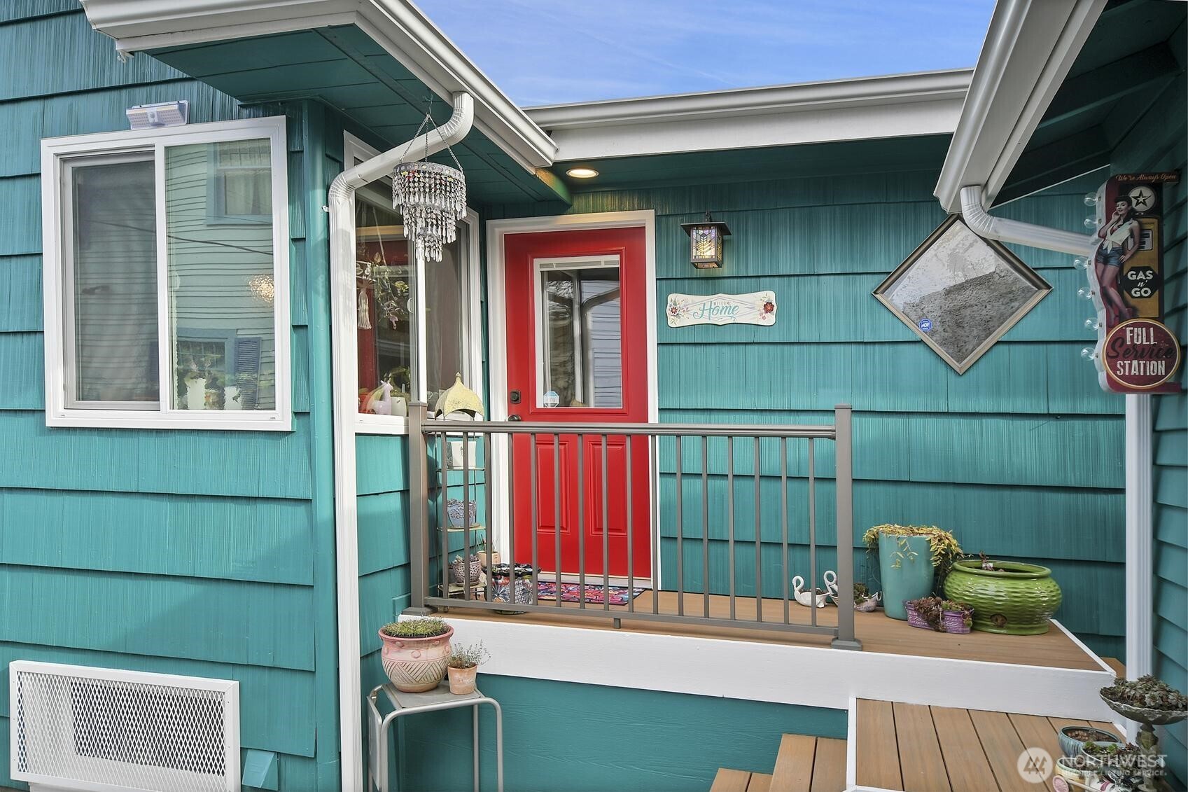 810 33rd Street Everett, WA 98201 - Photo 27 of 39 a view of a house with a porch