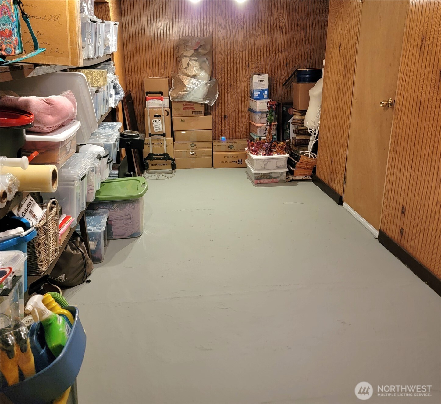 810 33rd Street Everett, WA 98201 - Photo 35 of 39 a room with gym equipment