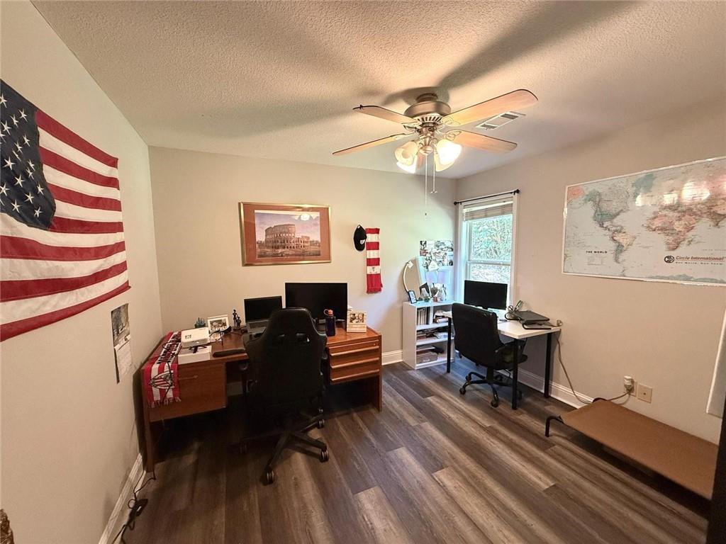 1071 Covenant Court Bethlehem, GA 30620 - Photo 7 of 20 a living room with furniture two lamps and a table