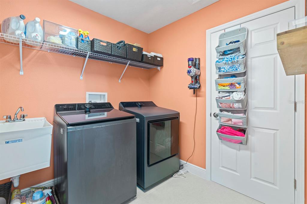 14661 Horse Trot Road Lithia, FL 33547 - Photo 33 of 46 a utility room with dryer and washer