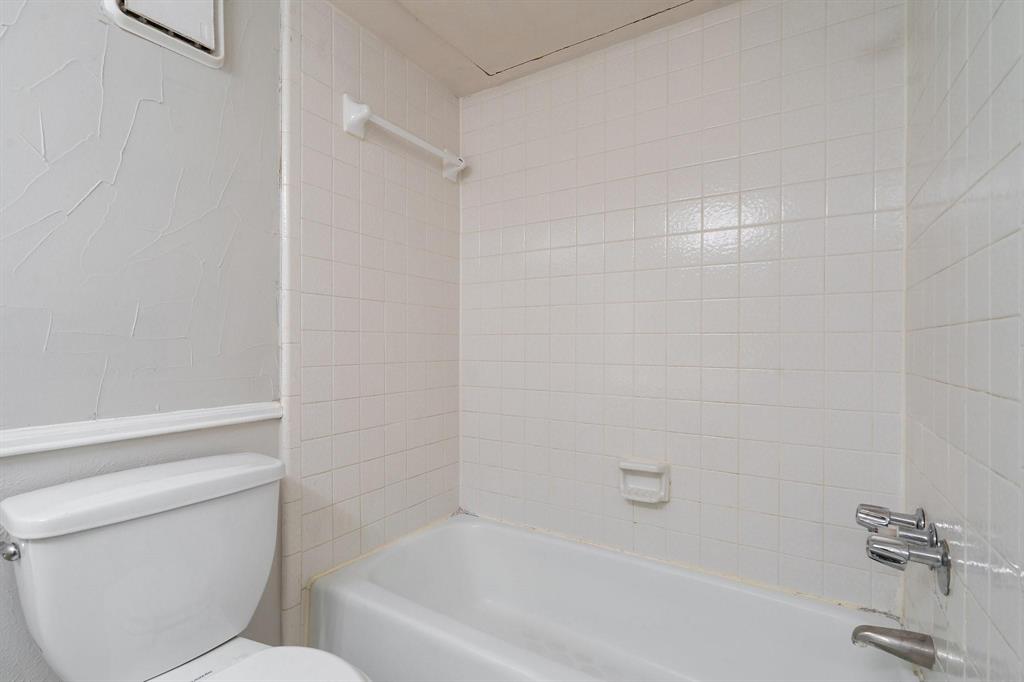 4543 North O'Connor Road, Unit 1247 Irving, TX 75062 - Photo 14 of 25 a bathroom with a bathtub and a toilet