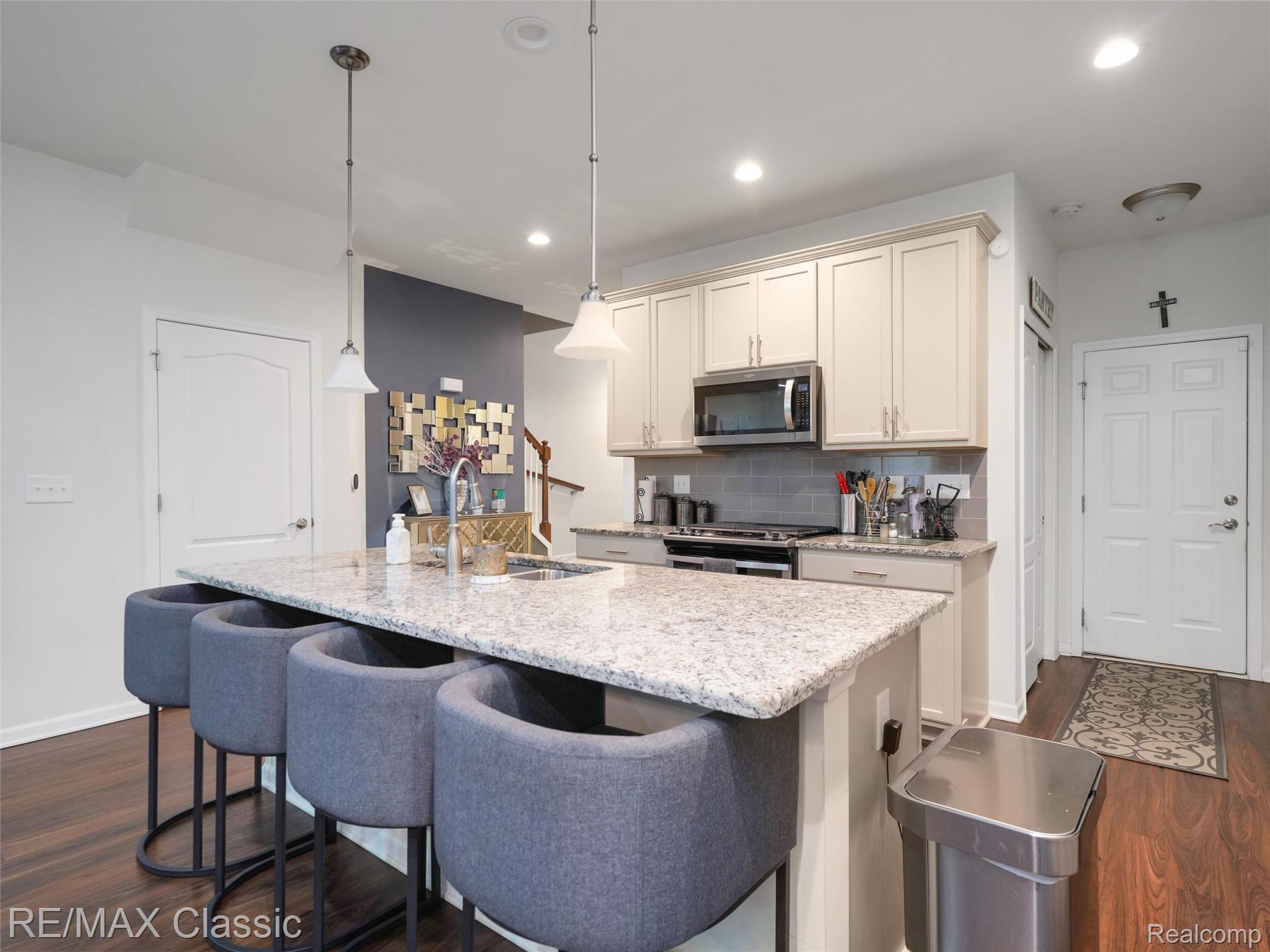 24869 Ivy Road Novi, MI 48375 - Photo 5 of 31 SS Appliances