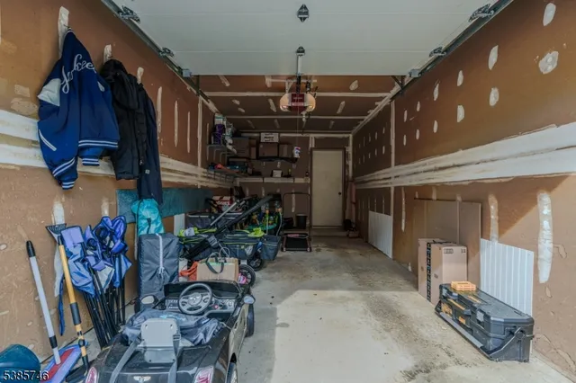 a view of entryway with patio