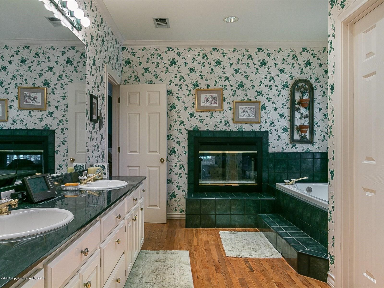 509 Fox Ridge Road Amarillo, TX 79118 - Photo 21 of 55 a bathroom with a sink and a bathtub