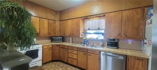 $114,999 | 120 South 3rd Street, Humboldt, KS 66748