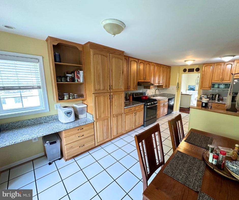 19517 Westerly Avenue Poolesville, MD 20837 - Photo 22 of 67 Kitchen and dining area