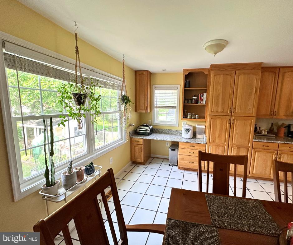 19517 Westerly Avenue Poolesville, MD 20837 - Photo 23 of 67 Kitchen and dining area