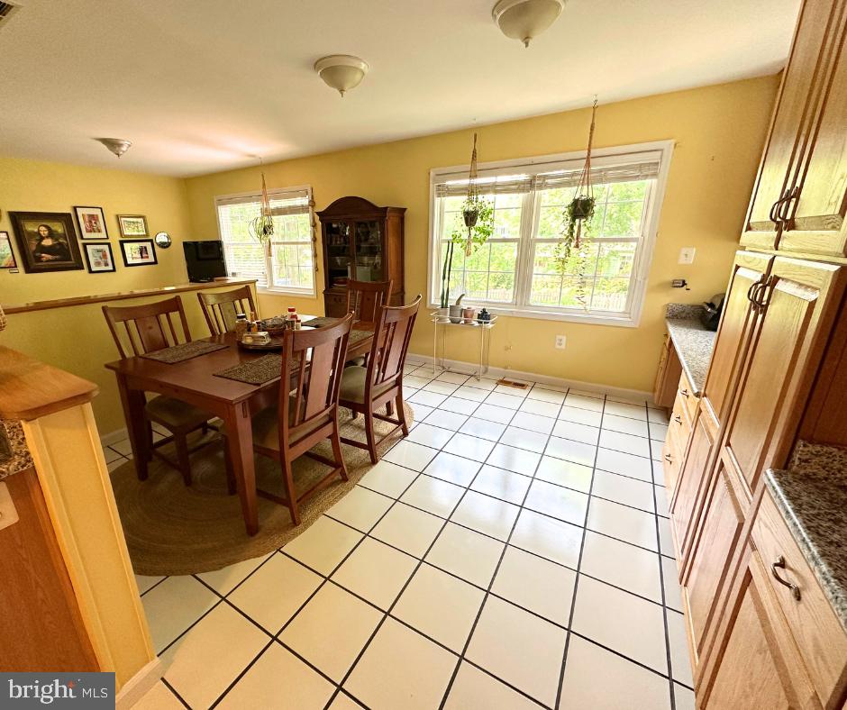 19517 Westerly Avenue Poolesville, MD 20837 - Photo 24 of 67 Dining area