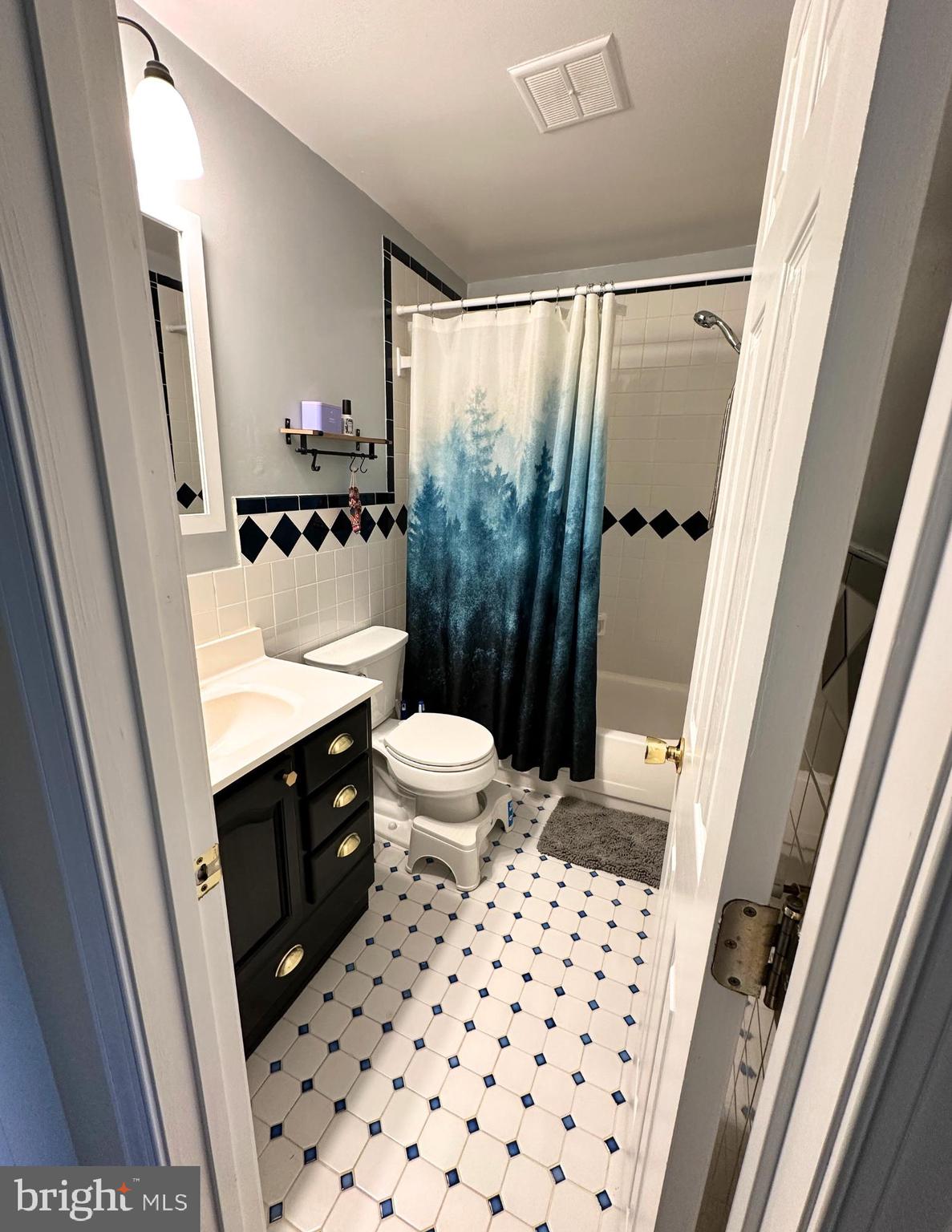 19517 Westerly Avenue Poolesville, MD 20837 - Photo 29 of 67 2nd full bathroom on upper floor