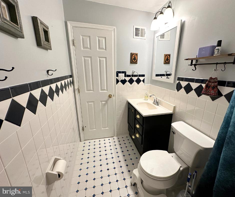 19517 Westerly Avenue Poolesville, MD 20837 - Photo 30 of 67 2nd full bathroom on upper floor