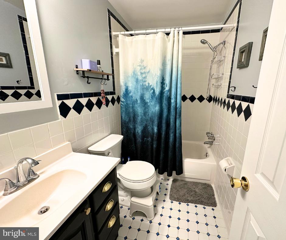 19517 Westerly Avenue Poolesville, MD 20837 - Photo 31 of 67 2nd full bathroom on upper floor