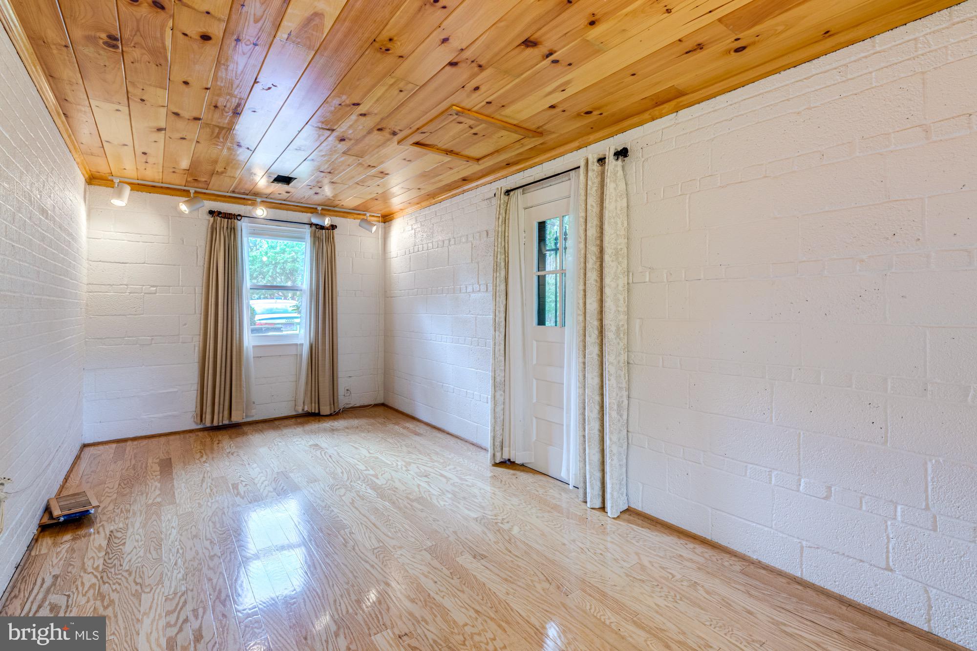 1947 South Arlington Ridge Road Arlington, VA 22202 - Photo 15 of 27