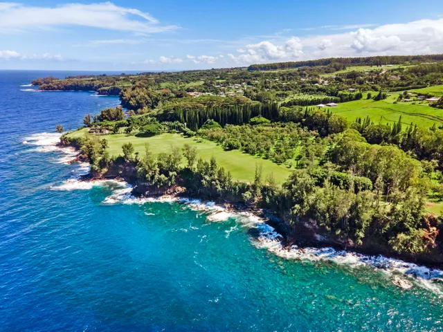 a view of a houses with a yard