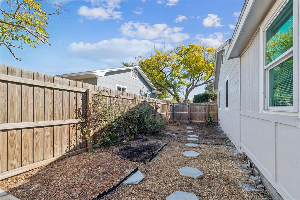 2900 49th Street North St. Petersburg, FL 33710 - Photo 41 of 52 a view of a backyard with pathway