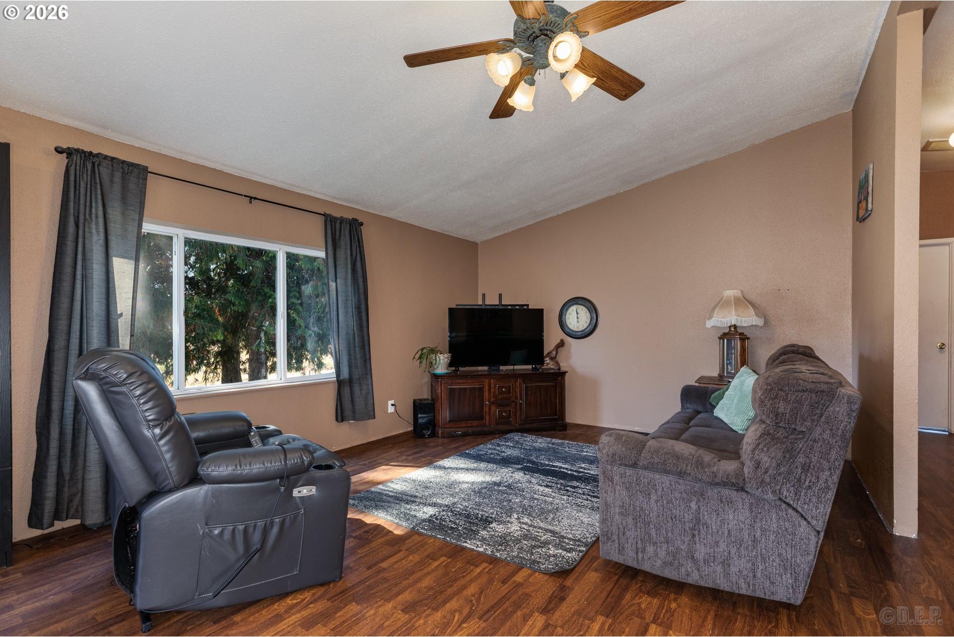76654 Heath Road Rainier, OR 97048 - Photo 2 of 21 Living Room