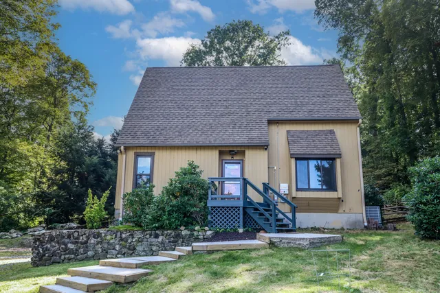 a view of a house with yard and plants