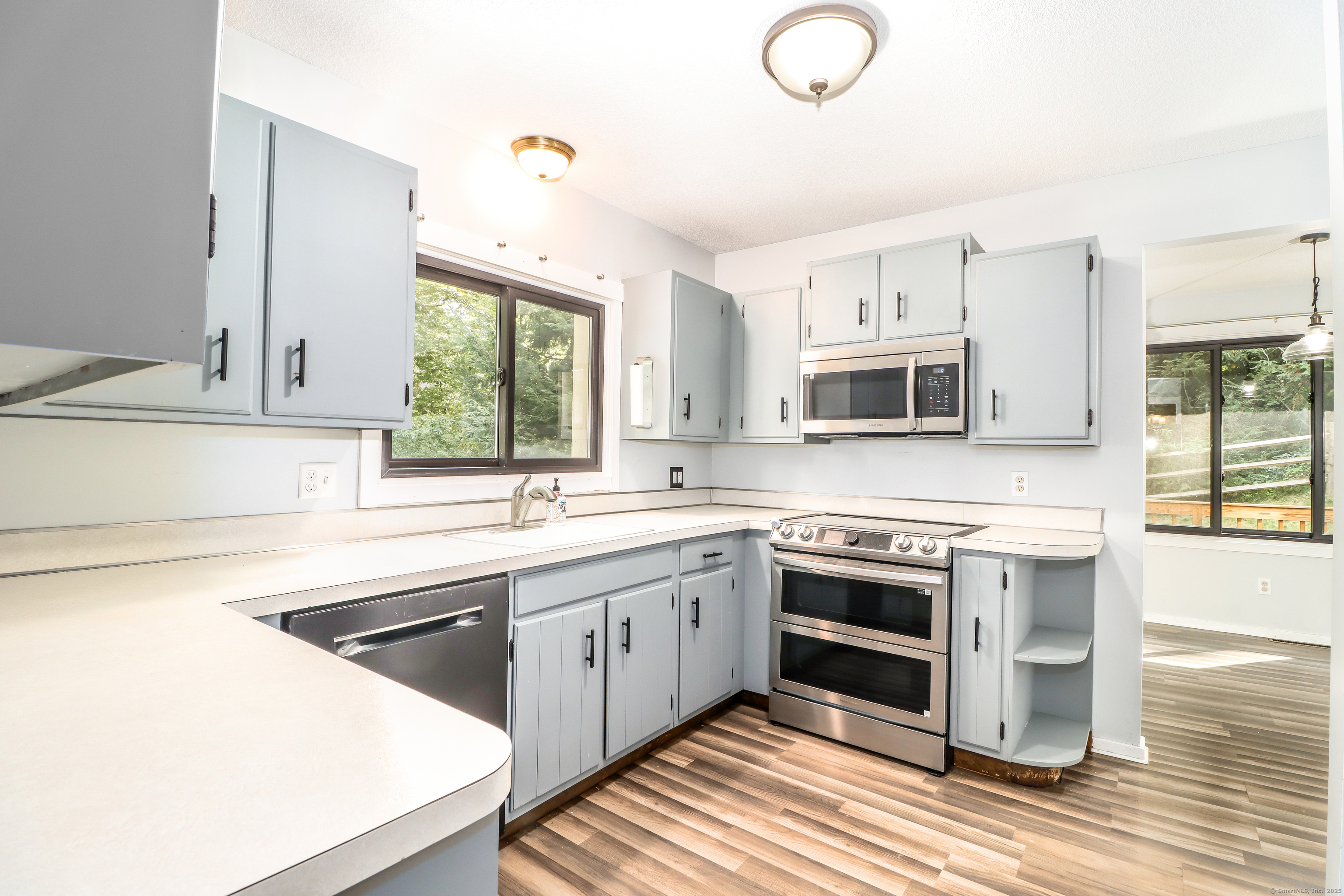 31 Pilgrim Lane Naugatuck, CT 06770 - Photo 3 of 39