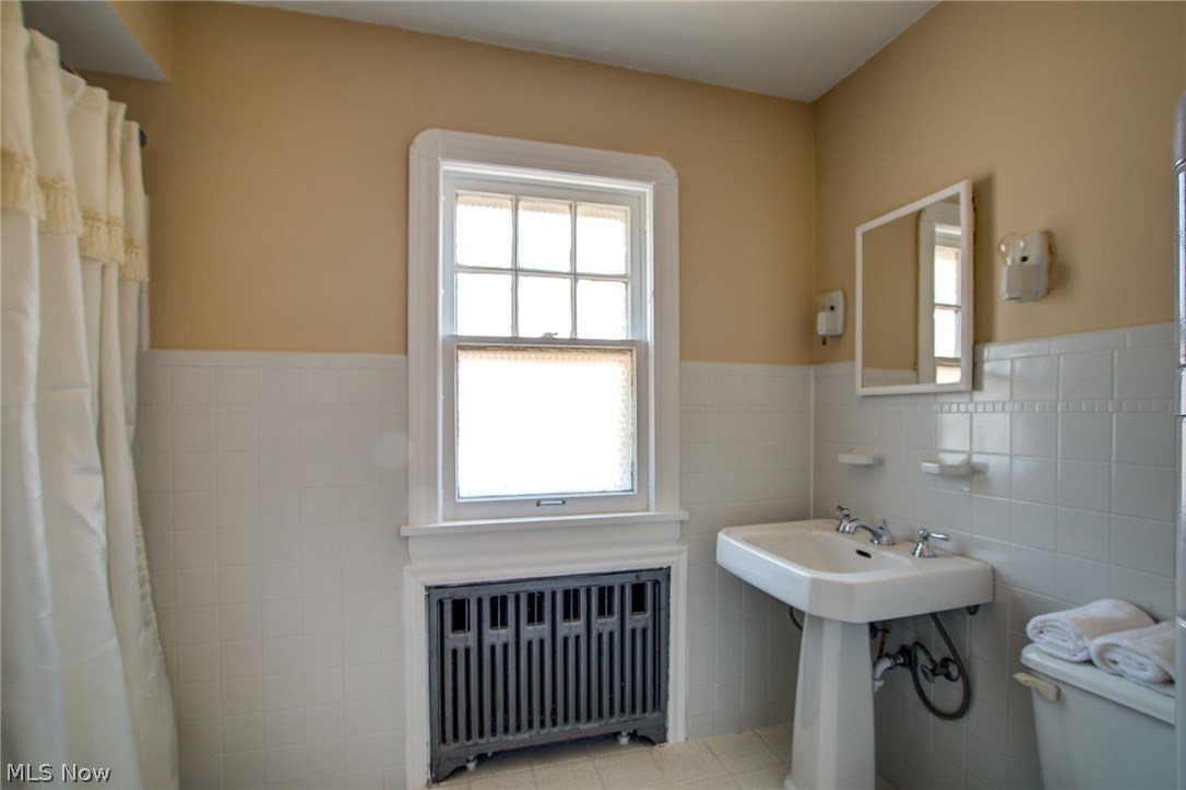 18115 Rosecliff Road Cleveland, OH 44119 - Photo 13 of 24 Bathroom is convenient to all bedrooms.