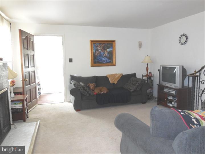 7637 Parkview Road Upper Darby, PA 19082 - Photo 3 of 18 Living Room