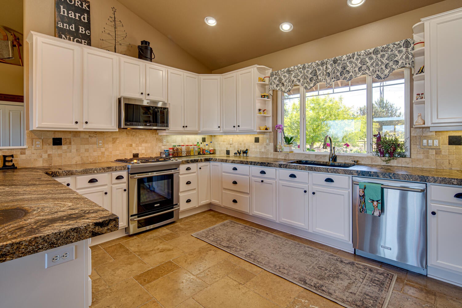 61542 Ward Road Bend, OR 97702 - Photo 12 of 65 Kitchen.